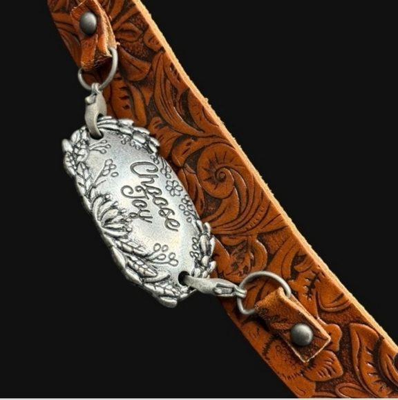 Handcrafted Leather Cuff with a silver-toned embellishment "Choose Joy" - Picture 2 of 7